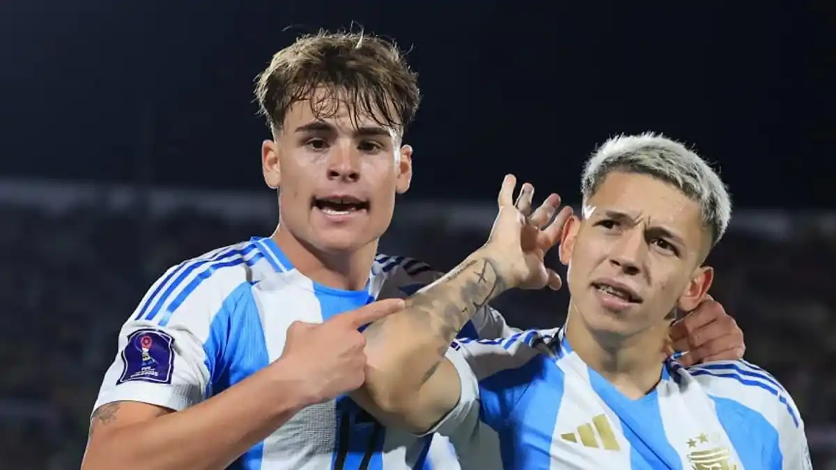Mateo Silvetti y Gianluca Prestianni festejan el gol frente a Colombia.
