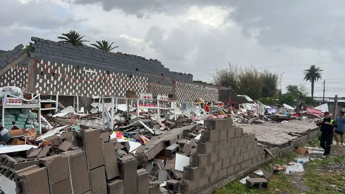 La tormenta derribó una pared de un supermercado en Delfín Gallo y hubo intentos de saqueo