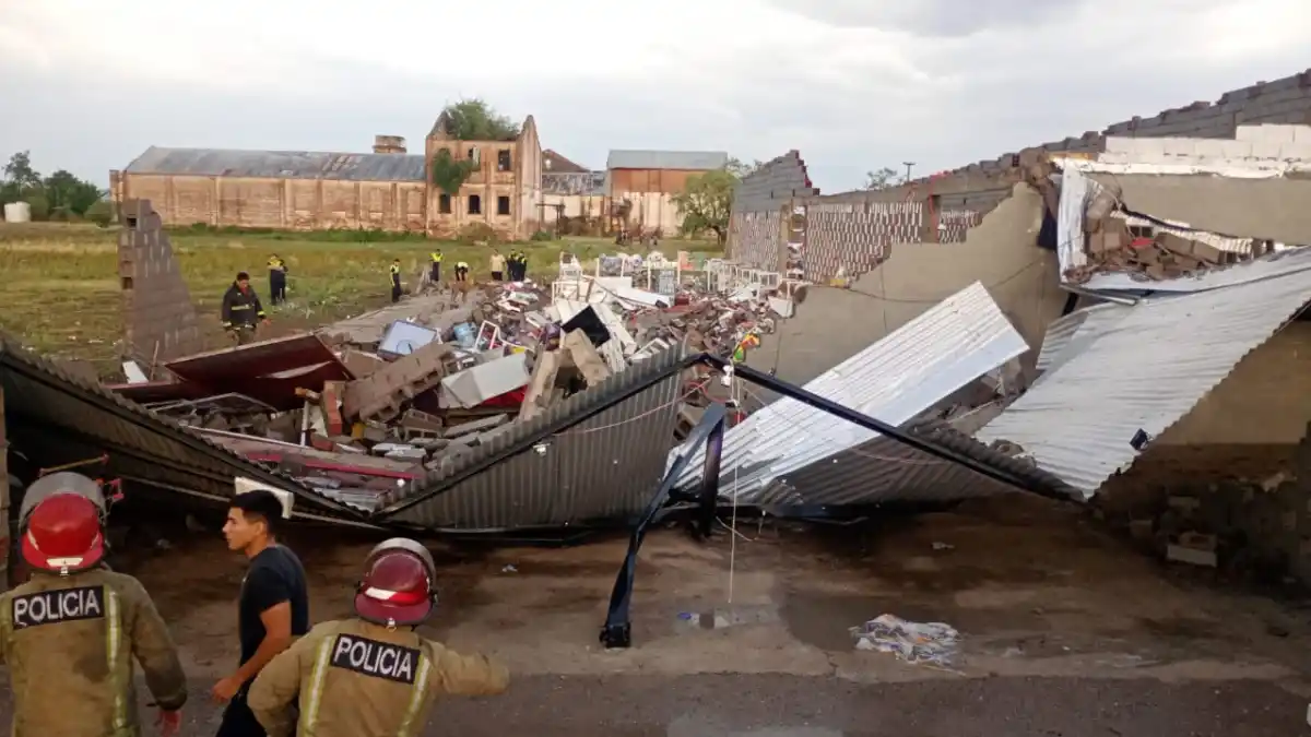 La tormenta derribó una pared de un supermercado en Delfín Gallo y hubo intentos de saqueo