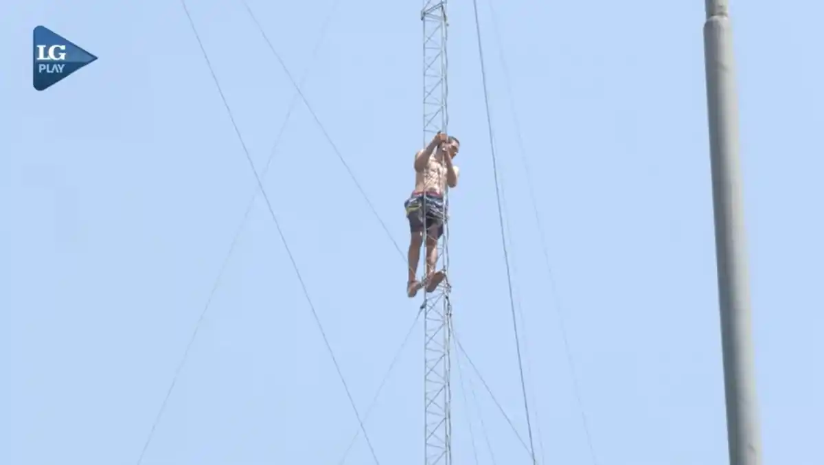De la detención al grito de auxilio: un joven se trepó a una antena y pidió ayuda para superar su adicción