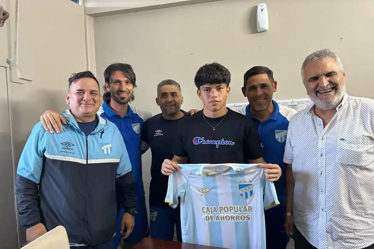 Borda Arauz firmó su primer contrato en abril de este año.