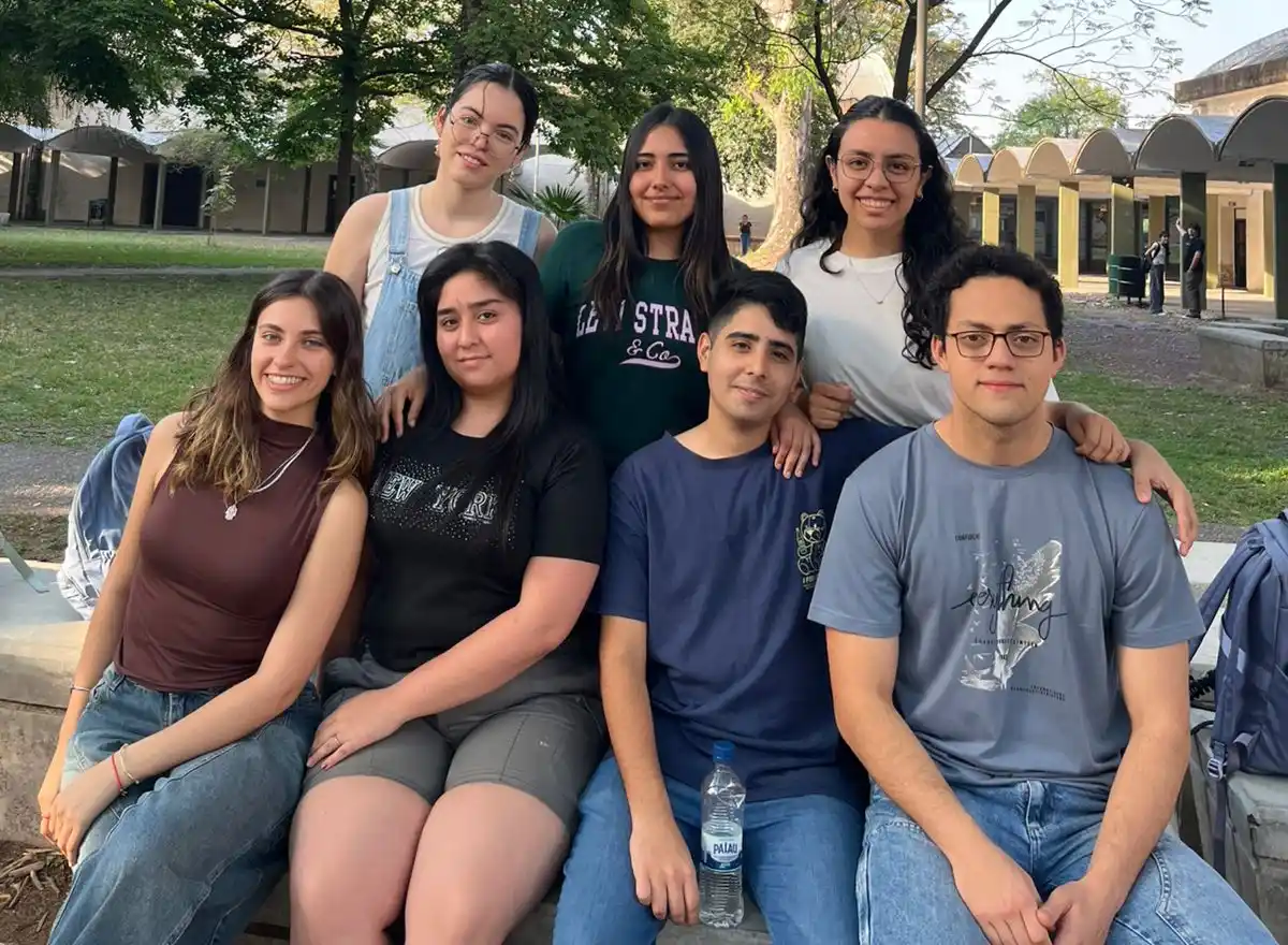 APOYO EMOCIONAL PARA NIÑOS MIGRANTES. El equipo estuvo conformado por Paula Marianela Herrera, Maximiliano Fernández Sotomayor, Ana Paula Delgado, Eliana de Jesús Gómez (21), Martín Ignacio Sachetti Mella (22), Luciana Palacio y Yohana Soledad Ruiz (23). / CORTESÍA PAULA HERRERA