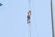 De la detención al grito de auxilio: un joven se trepó a una antena y pidió ayuda para superar su adicción