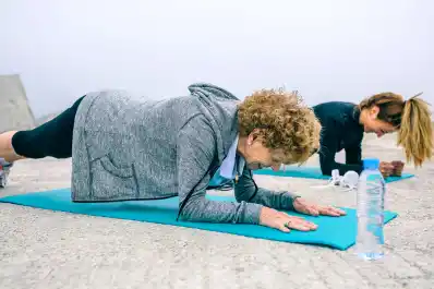 Cómo tonificar el cuerpo después de los 50: 10 ejercicios clave para mujeres