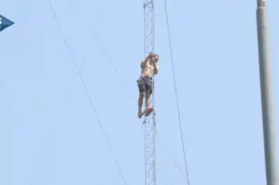 De la detención al grito de auxilio: un joven se trepó a una antena y pidió ayuda para superar su adicción