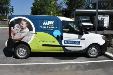 Llevar comida y compañía a domicilio: la organización que combate la soledad de los adultos mayores