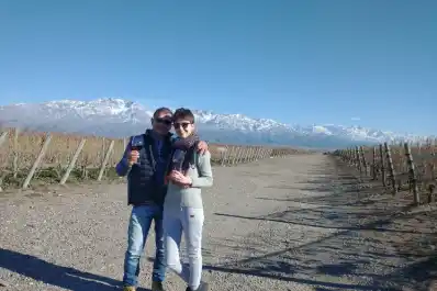 Sin viñedos ni bodega: la historia de los tucumanos que se animaron a cumplir el sueño de tener su propio vino