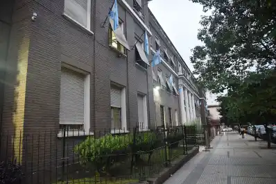 Un ex empleado fue imputado por usar tarjetas olvidadas por clientes para realizar compras