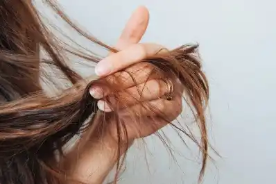 Qué significa que una persona se toque el pelo al hablar con otra, según la psicología