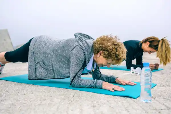 Cómo tonificar el cuerpo después de los 50: 10 ejercicios clave para mujeres