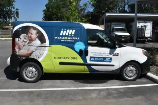 Llevar comida y compañía a domicilio: la organización que combate la soledad de los adultos mayores