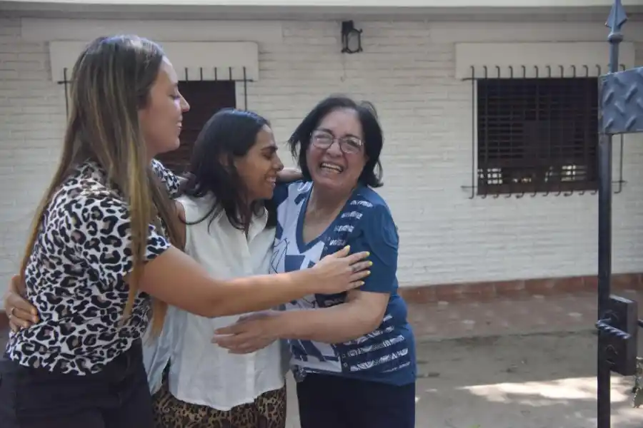 ALEGRÍA COMPARTIDA. La ganadora, con sus colegas y compañeras.