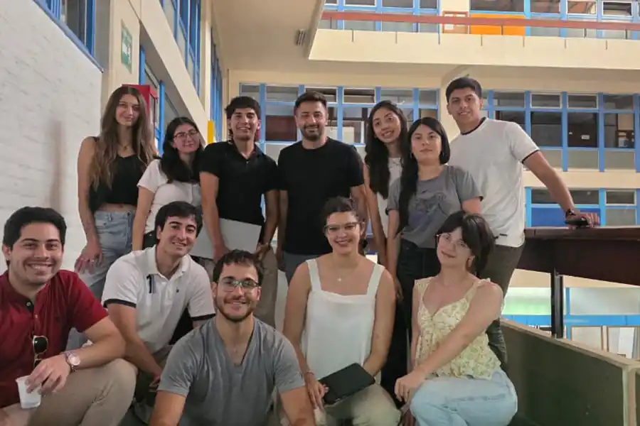 CRAZY LATINOS. El equipo estuvo formado por Diego Nicolás Valdez, Sofía Cerisola, Ana Rocío Brito, Isaías Villarreal, Ainara Chaile Chaile, Alison Jiménez, Gerardo Ponce, Juan Agustín Allende Bognanni, Katja Guntern, Ximena Agustina Arreyes y Mariano Olivera. / CORTESÍA JUAN ALLENDE