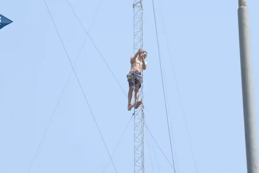 De la detención al grito de auxilio: un joven se trepó a una antena y pidió ayuda para superar su adicción