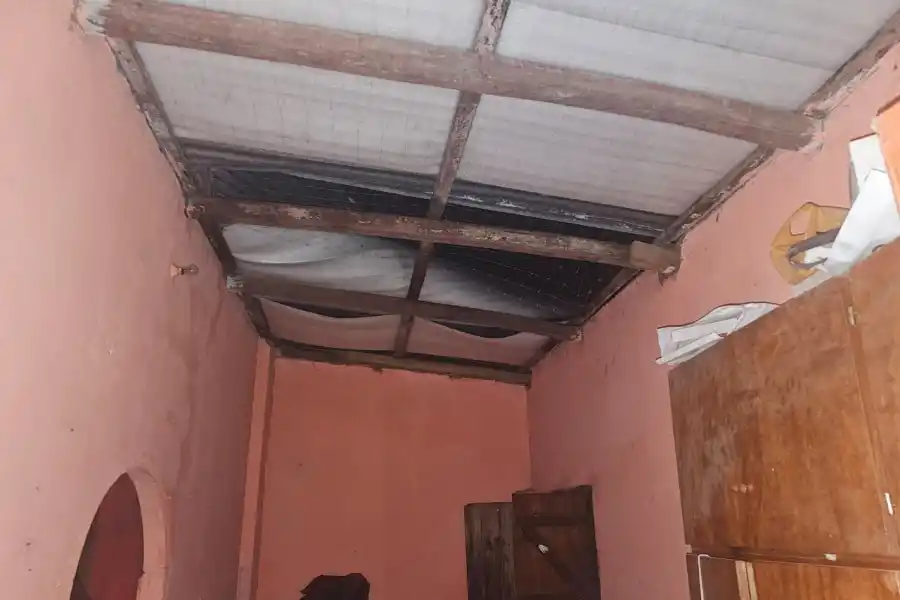 Lo que dejó la tormenta en Delfín Gallo: un derrumbe, voladura de techos, agua en las casas y una comuna sin luz