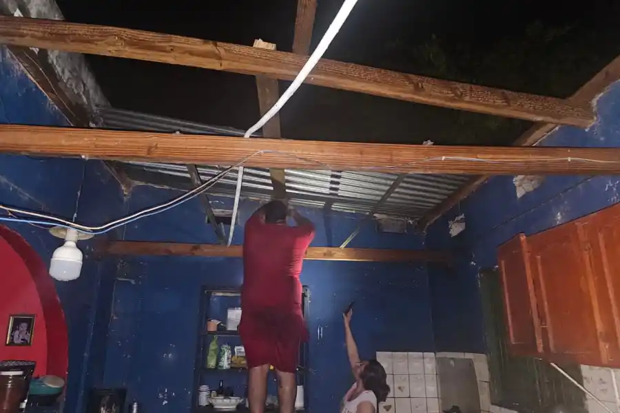 Lo que dejó la tormenta en Delfín Gallo: un derrumbe, voladura de techos, agua en las casas y una comuna sin luz