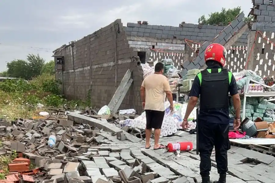La tormenta derribó una pared de un supermercado en Delfín Gallo y hubo intentos de saqueo