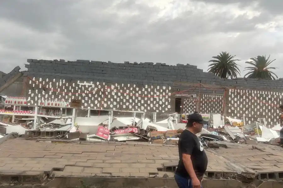 La tormenta derribó una pared de un supermercado en Delfín Gallo y hubo intentos de saqueo