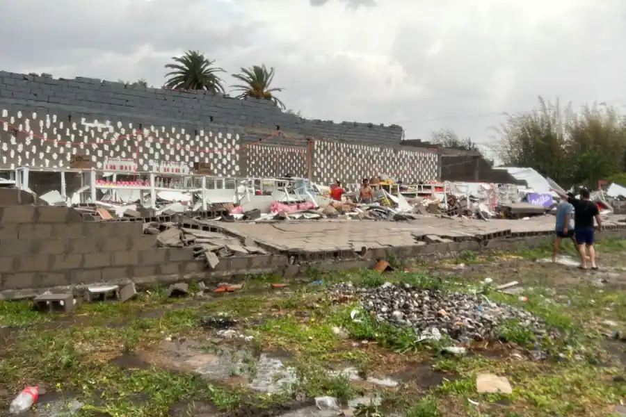 La tormenta derribó una pared de un supermercado en Delfín Gallo y hubo intentos de saqueo