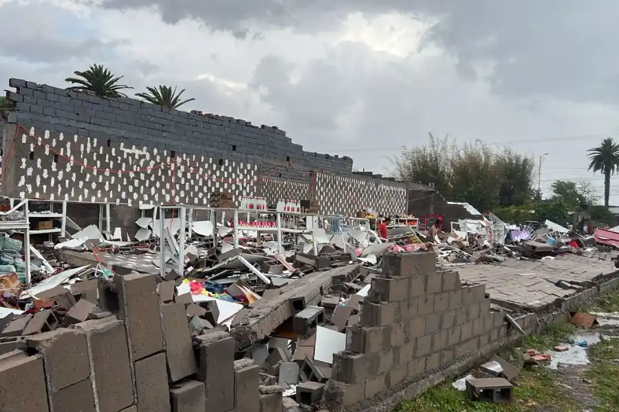 La tormenta derribó una pared de un supermercado en Delfín Gallo y hubo intentos de saqueo