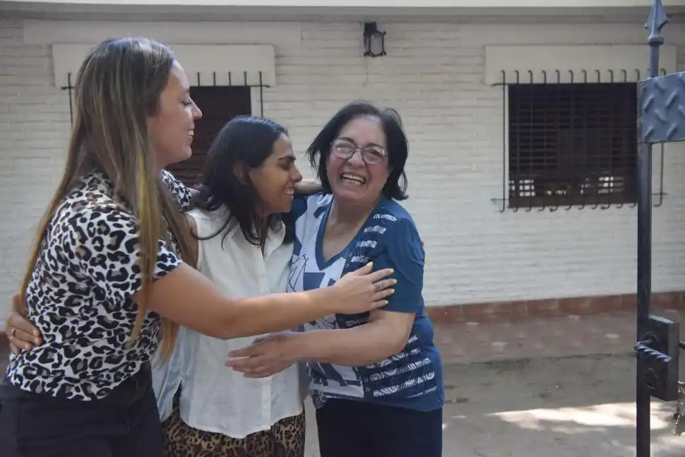 ALEGRÍA COMPARTIDA. La ganadora, con sus colegas y compañeras.