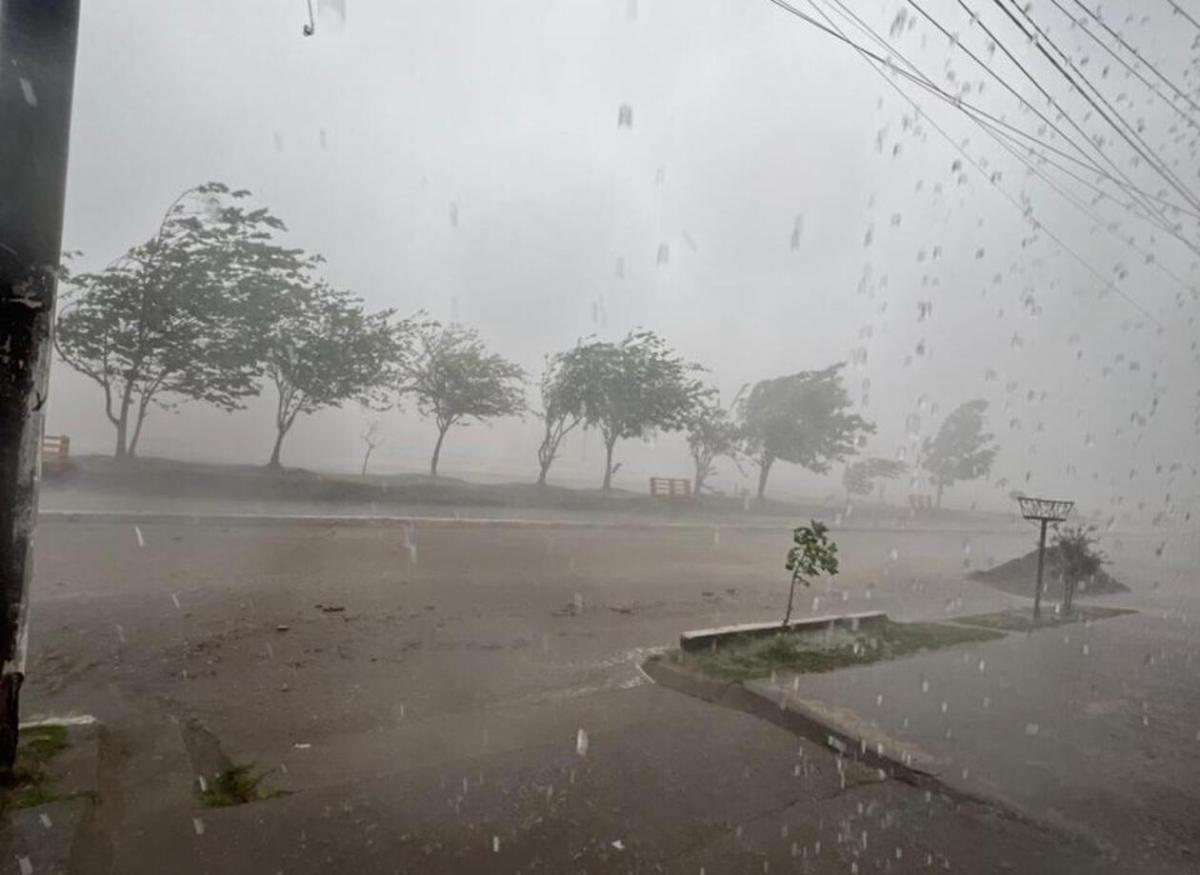 Lo que dejó la tormenta en Delfín Gallo: un derrumbe, voladura de techos, agua en las casas y una comuna sin luz