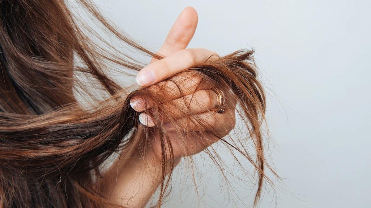 Qué significa que una persona se toque el pelo al hablar con otra, según la psicología