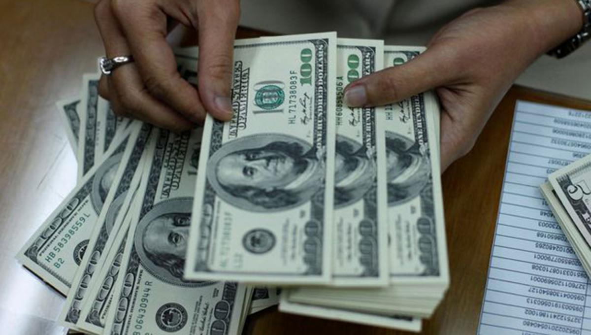 Tensión cambiaria: el dólar oficial subió por tercera rueda consecutiva y cerró a $1.425 en el BNA