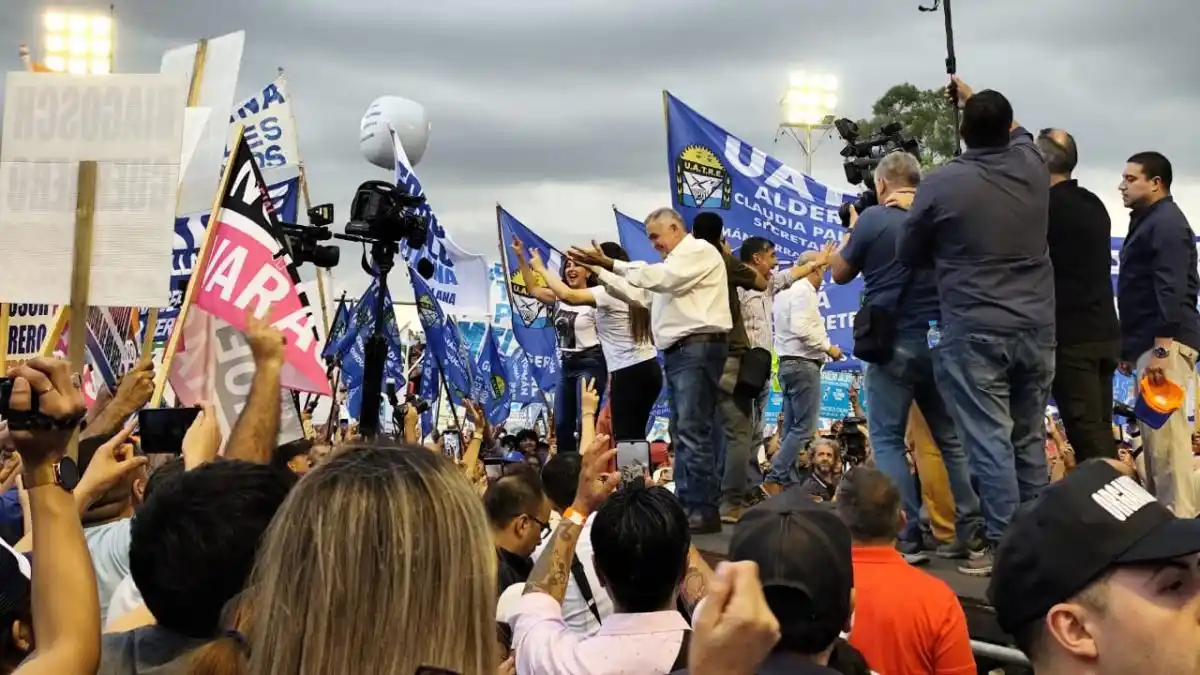 Llegó Jaldo y empieza el acto