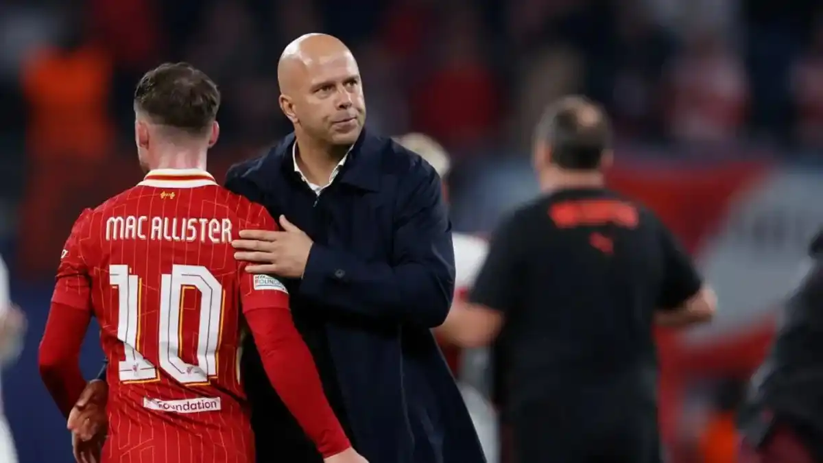 Mac Allister y Arne Slot.