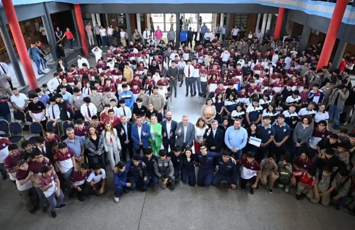 Jaldo recorrió una escuela donde los alumnos crearon un auto eléctrico