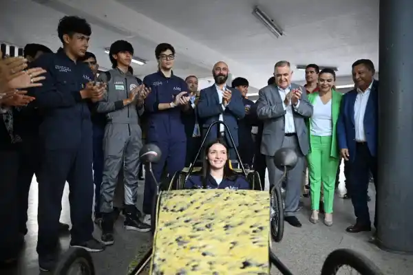Jaldo recorrió una escuela donde los alumnos crearon un auto eléctrico