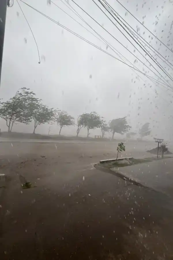 AGUA Y GRANIZO. Las ráfagas de viento impedían la visibilidad.
