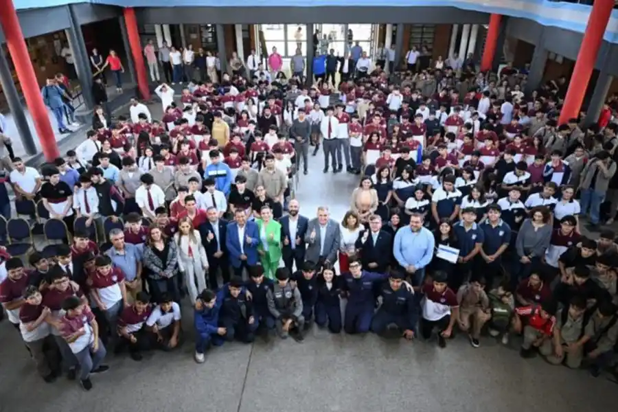 Jaldo recorrió una escuela donde los alumnos crearon un auto eléctrico