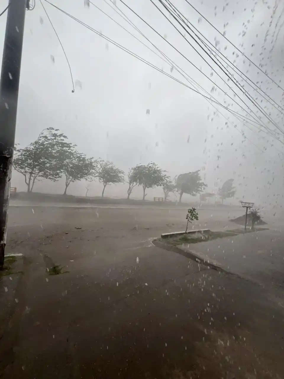 AGUA Y GRANIZO. Las ráfagas de viento impedían la visibilidad.