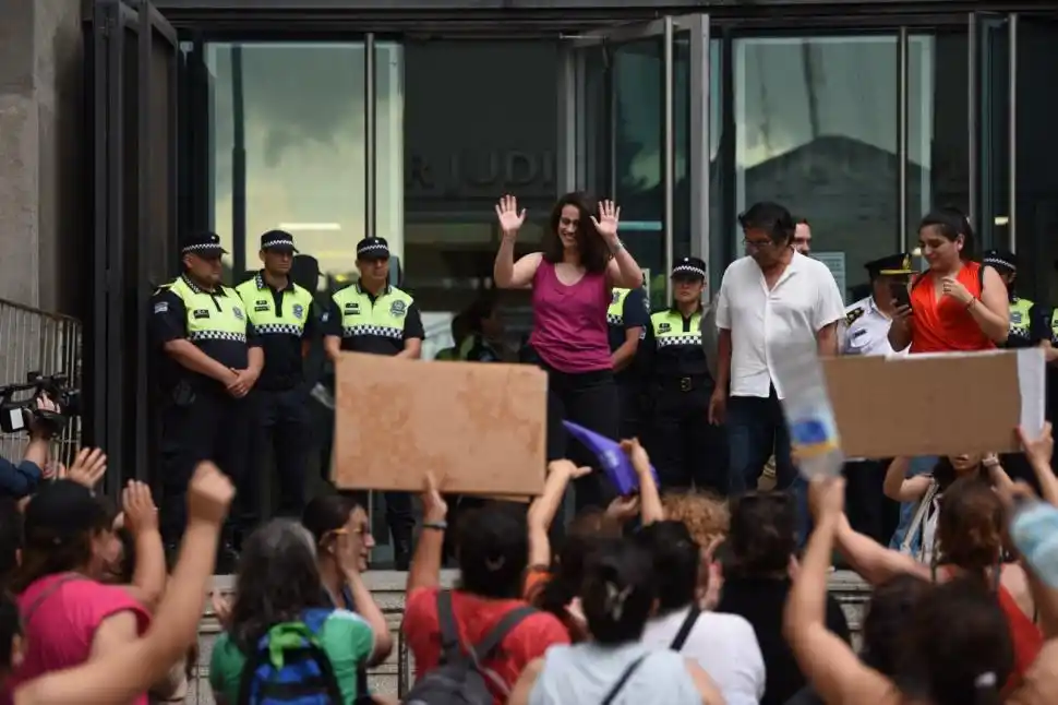SALIDA. Carolina fue recibida por el movimiento Ni Una Menos.