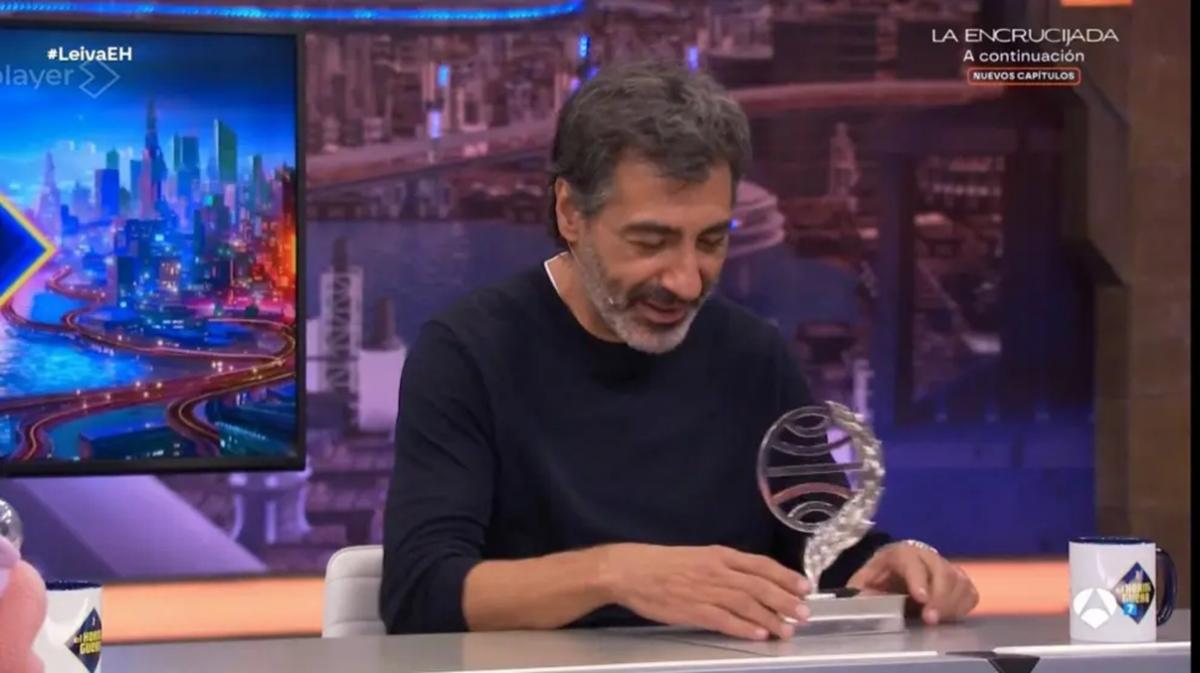 Juan del Val celebra su Premio Planeta en 'El Hormiguero' y dedica el galardón a su equipo y a Nuria Roca