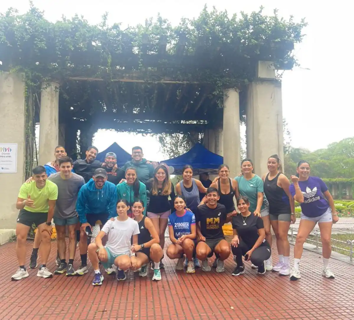 Después de cruzar la meta imaginaria, la carrera se transformó en abrazo.