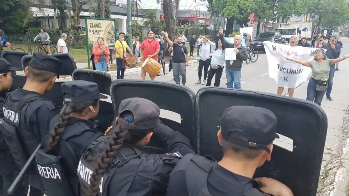 Disturbios en Yerba Buena antes de la llegada de Milei: la Policía dispersó a manifestantes opositores