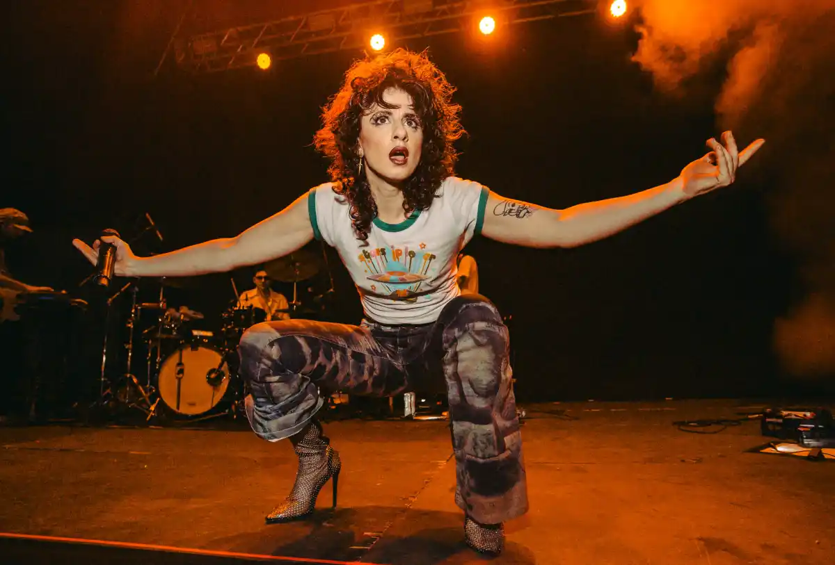 Marilina, en Tucumán, una vez más, cada vez más salvaje. Con sus jeans y sus zapatos brillantes