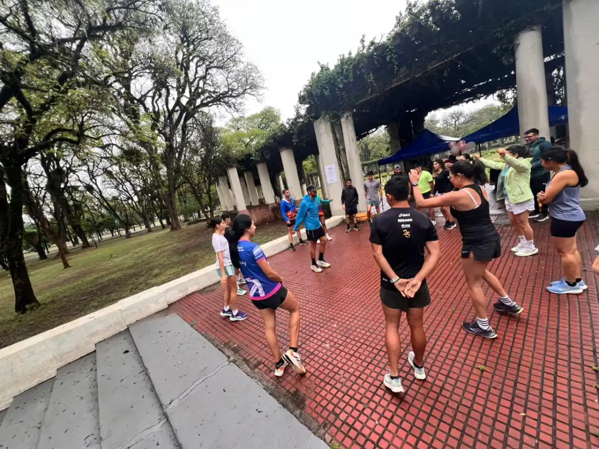 Antes de comenzar, los invitados formaron una ronda para calentar, mover el cuerpo y compartir esa energía que solo antecede a una largada.
