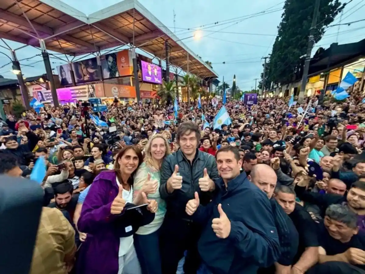 RODEADO DE MILITANTES. Así finalizaba el acto de Milei en Tucumán.
