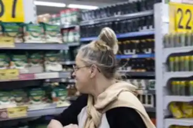 Detuvieron a una mujer por amenazar con un cuchillo a un fotógrafo durante un acto de Milei