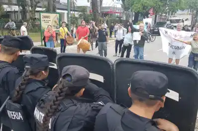 Disturbios en Yerba Buena antes de la llegada de Milei: la Policía dispersó a manifestantes opositores