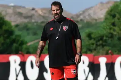 Newell’s despidió a “Ogro” Fabbiani tras la derrota con Argentinos Juniors y quedó en crisis en el Torneo Clausura 2025