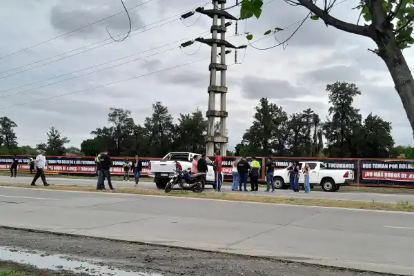 Hallan muerto a un hombre en el acceso norte e investigan un posible homicidio