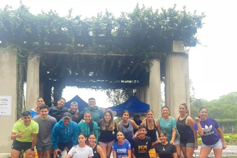 Después de cruzar la meta imaginaria, la carrera se transformó en abrazo.