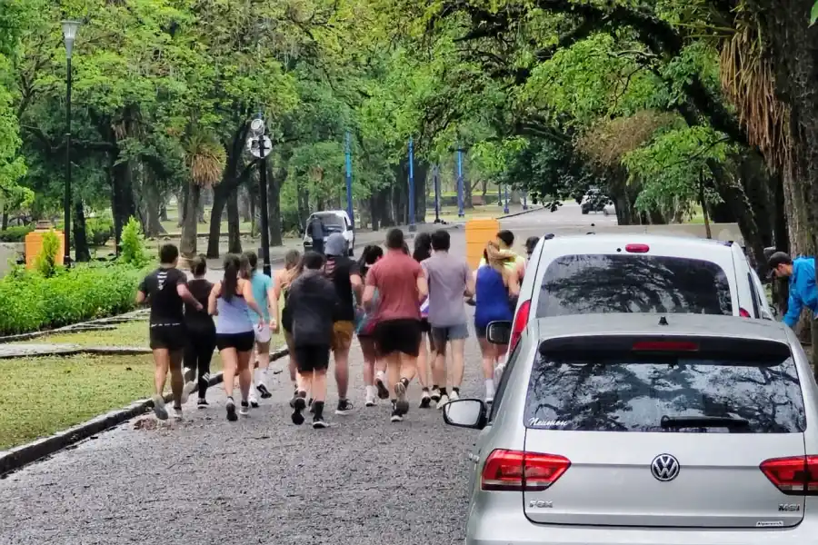 Las hermanas avanzaron entre las calles húmedas del parque 9 de Julio con pasos firmes y el corazón liviano.