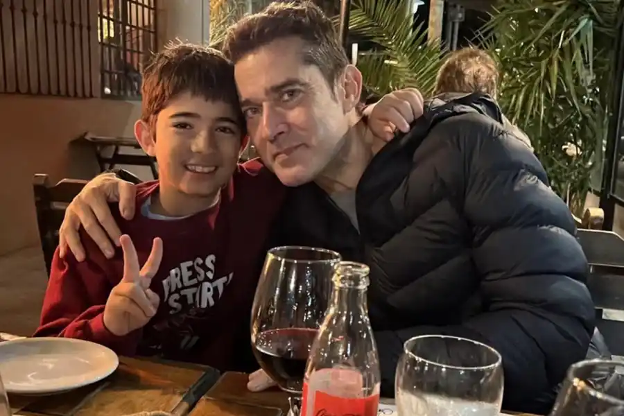 Mariano Castro junto a su hijo León