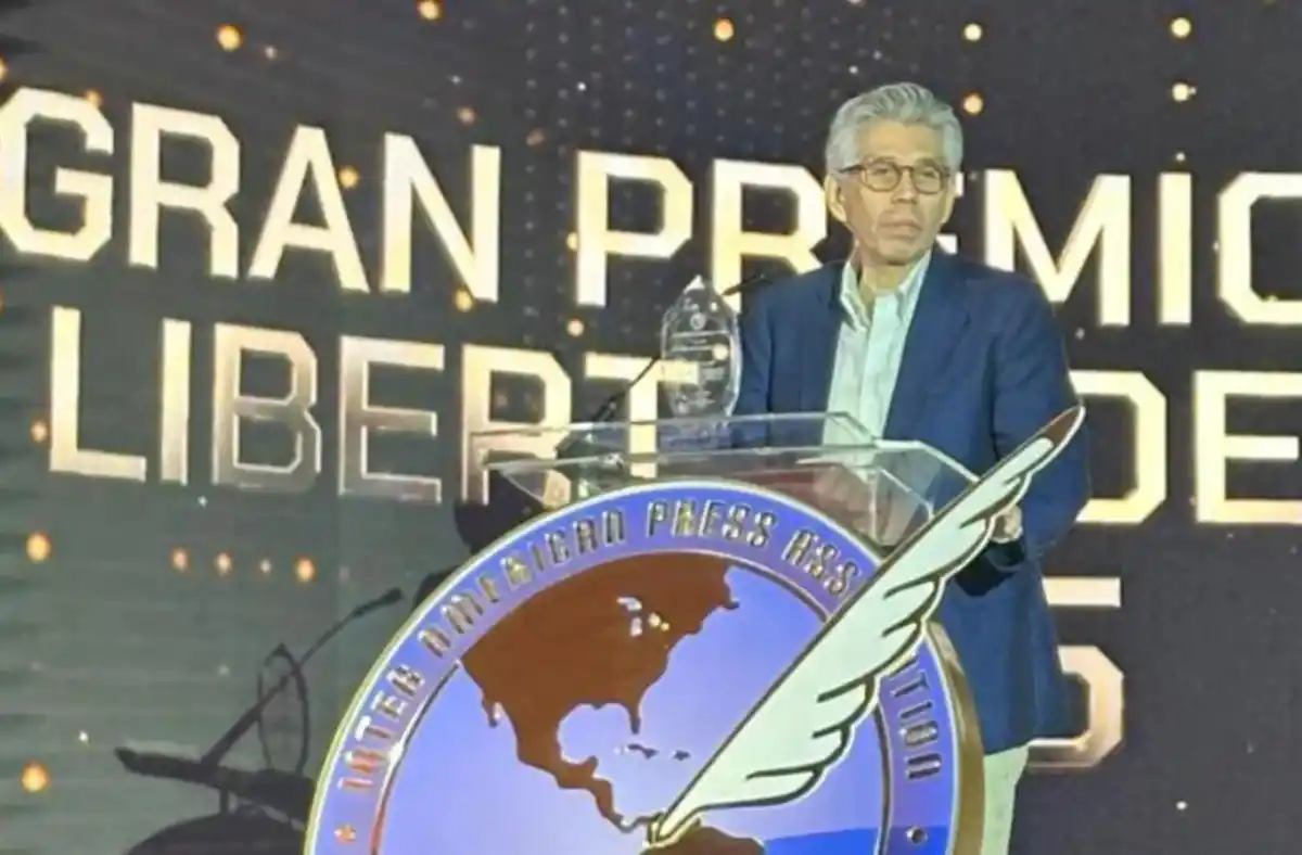 DANIEL CORONELL. El periodista colombiano, que vive en el exilio, en el momento de agradecer la distinción.